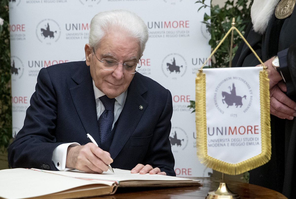 Quirinale's tweet photo. Il Presidente #Mattarella alla cerimonia di inaugurazione dell’847° Anno Accademico dell’Università degli Studi di #Modena e #ReggioEmilia 

Il #video: https://t.co/B7aUpG2jEv https://t.co/oMqCsjdLjD