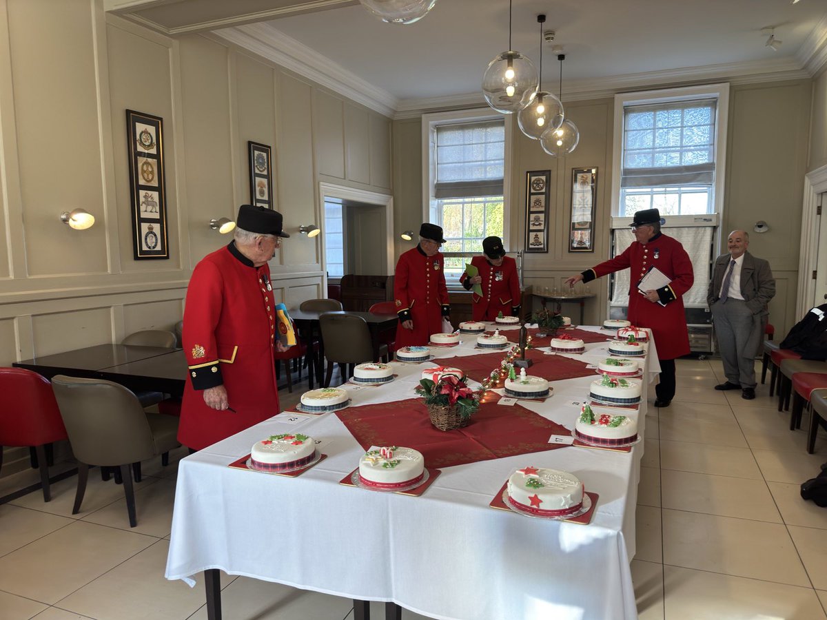Def_Chef_School's tweet photo. Royal Navy &amp; Army trainee chefs brought some early Christmas cheer to @RHChelsea. They decorated 20 Christmas cakes, which were judged by @ArmyCatering In-Pensioners. Well done to the winner from the Royal Navy.
@RNLogsjobs
@UKArmyLogistics https://t.co/c7QdFty82x