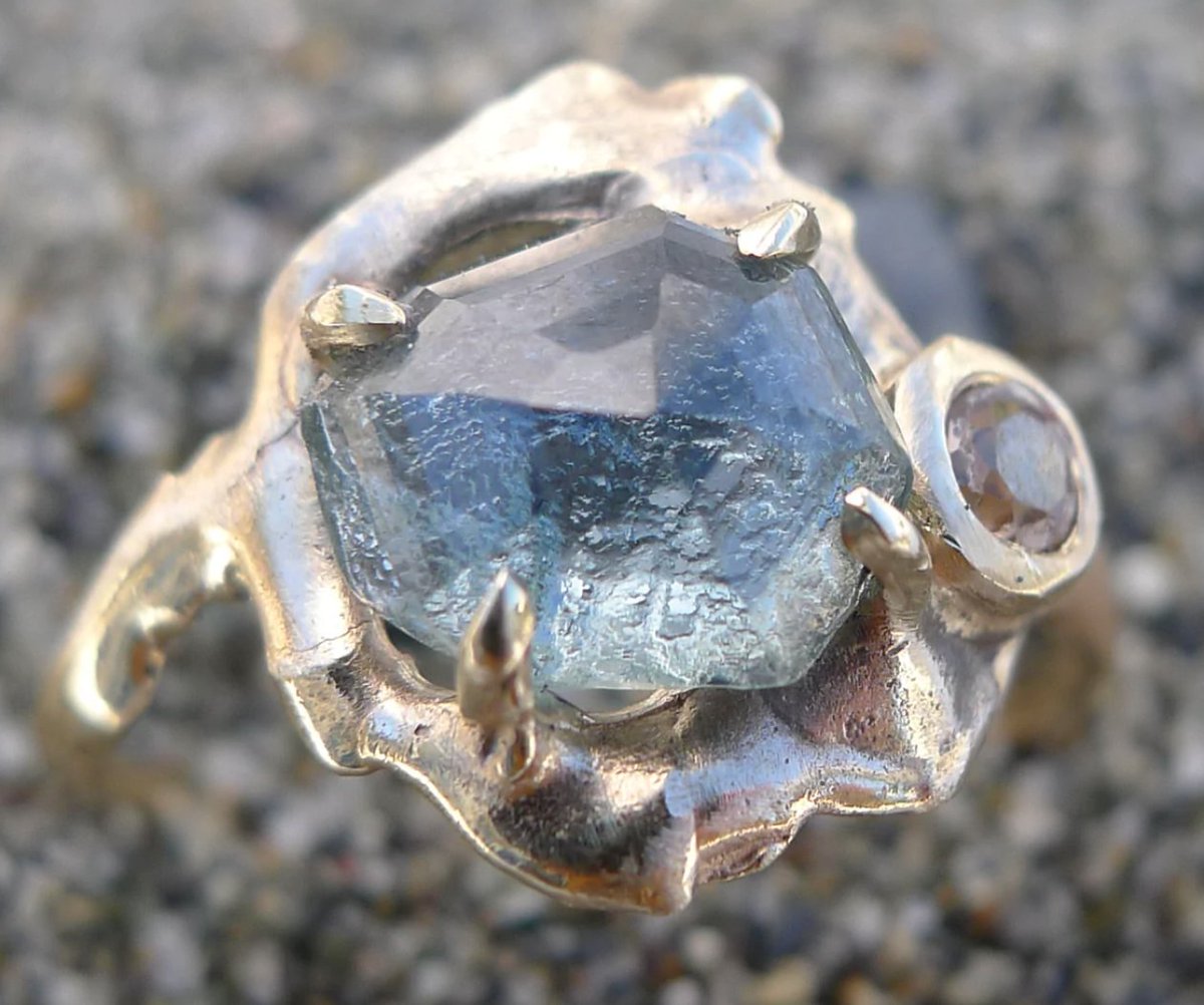 gracegow's tweet photo. Wear a symbol of the ocean on your hand. 

The Catriona Tideland ring features a Limited Edition 3.9 carat Montana Sapphire cut and faceted on Vashon Island. Accented with peach zircon, and cast in solid 14K gold, this stunner is known to attract attention. https://t.co/GhNRVNK9Oh
