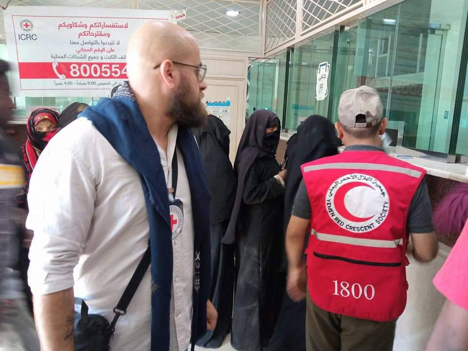 ICRC_ye's tweet photo. In response to some of the various needs of the displaced in Damt #AlDhalea, the ICRC and #YRCS distributed multi-purpose cash assistance to 507 families who live in overcrowded temporary shelters in different areas in Damt. https://t.co/Zeh0HG3QJY