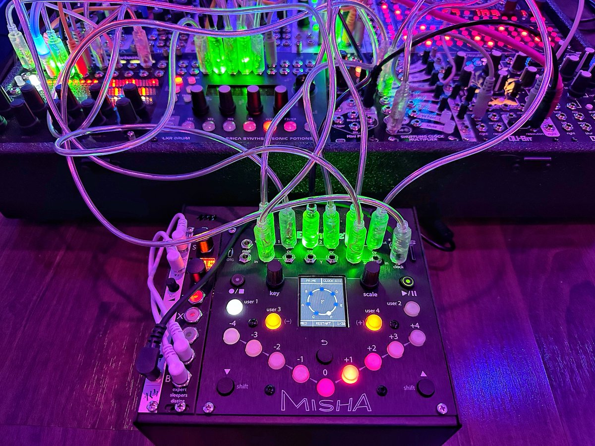 audiomusicadigi's tweet photo. Para Richard Devine, Misha de Eventide es creativo e inspirador, y abre nuevas oportunidades de interpretación y composición @EventideAudio @RichardDevine #audiomusicadigital #audio #musica #sonido #Eventide #Micha #RichardDevine #Eurorack https://t.co/IqeJ99wvHn https://t.co/rWwhKXea0m