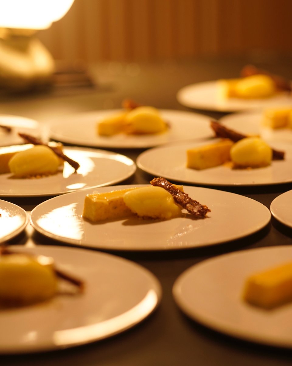 Esto es parte de lo que pasa dentro de la cocina y en #lacenaclandestina lo podrás ver desde primera fila. Así que si eres tan curioso como nosotros, no te puedes perder esta experiencia #gastroshows #regalosoriginales #cenasecreta #gastronomia