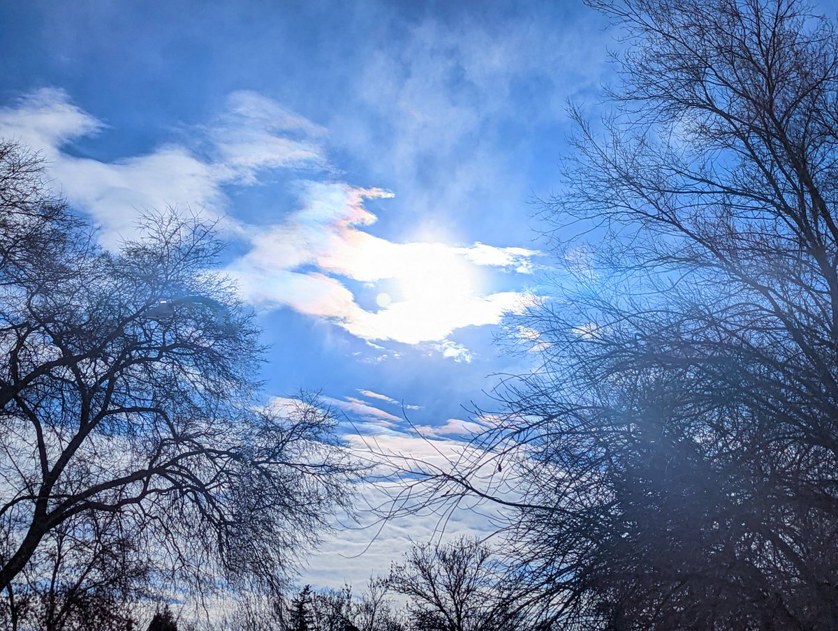 Spothe's tweet image. Some cloud iridescence in Winnipeg over the lunch hour. #mbwx #cloudnerd