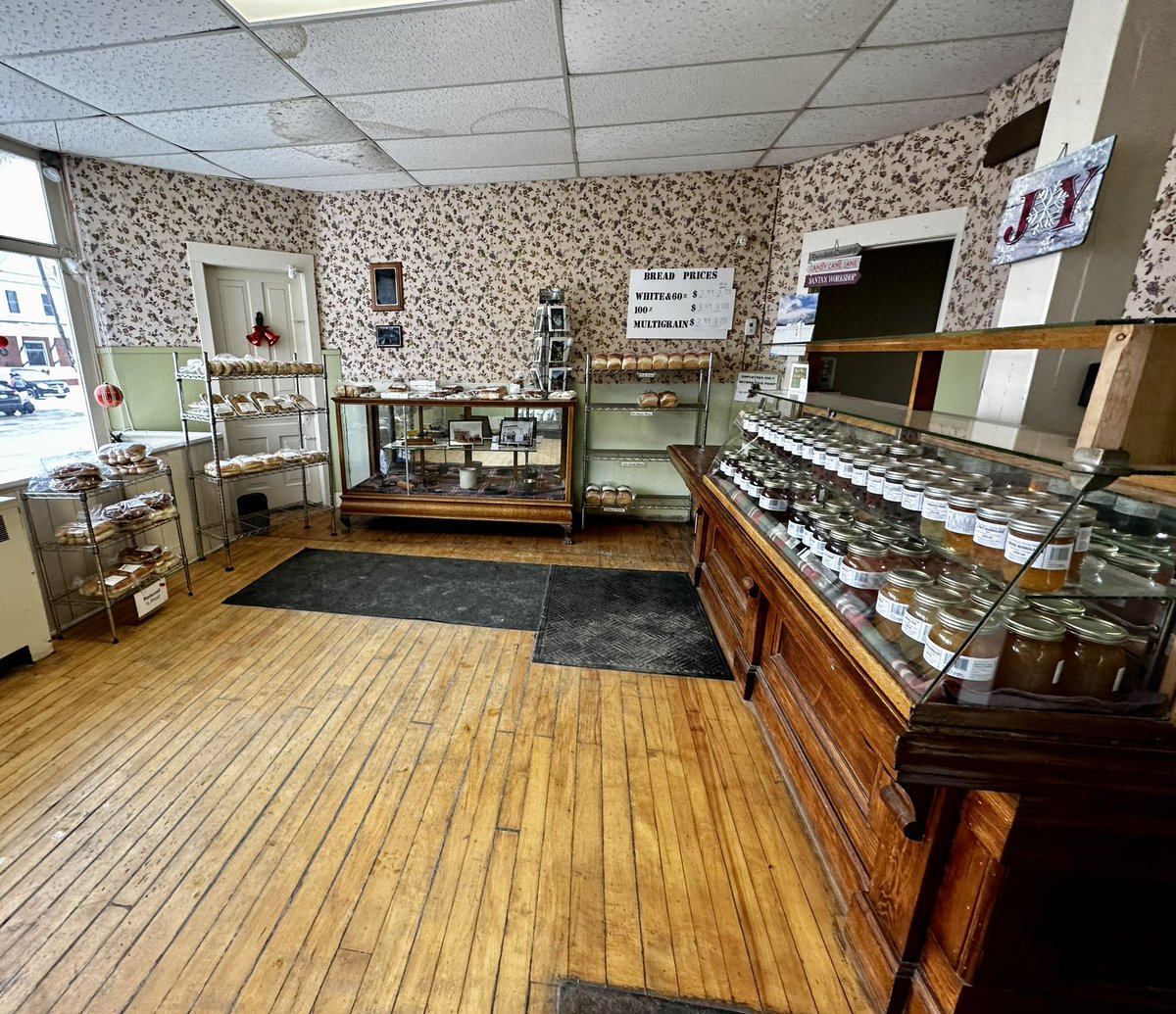 UltimateOntario's tweet image. Bread softer than a pillow with staff that are warmer than a summer’s day. 

A mighty fine combo. 

📍 Guenther’s Bakery, Milverton, Ontario