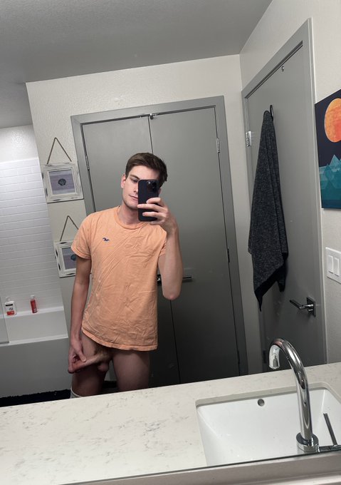 just woke up 😏 https://t.co/QHJYq89BMs