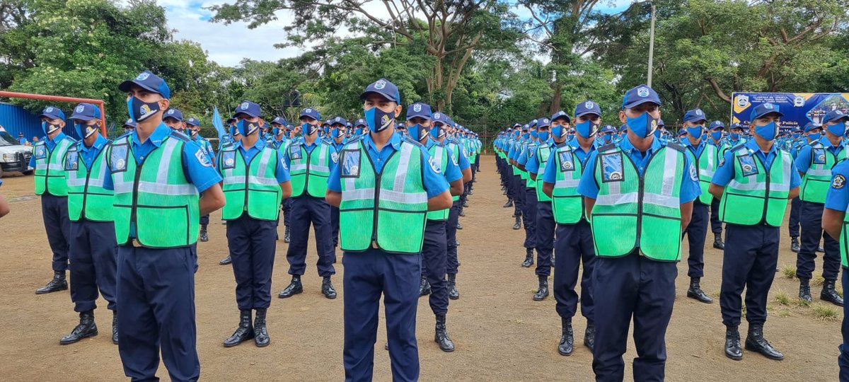 El pueblo de #Nicaragua cuenta con más de 800 nuevos Oficiales al servicio de las familias 👪 

Dedicado al "Comisionado General Carlos Zamora Martínez"

Los Centinelas fueron especializados en Regulación de Tránsito, Seguridad Pública y Antidisturbios 

#JuntoALaComunidad