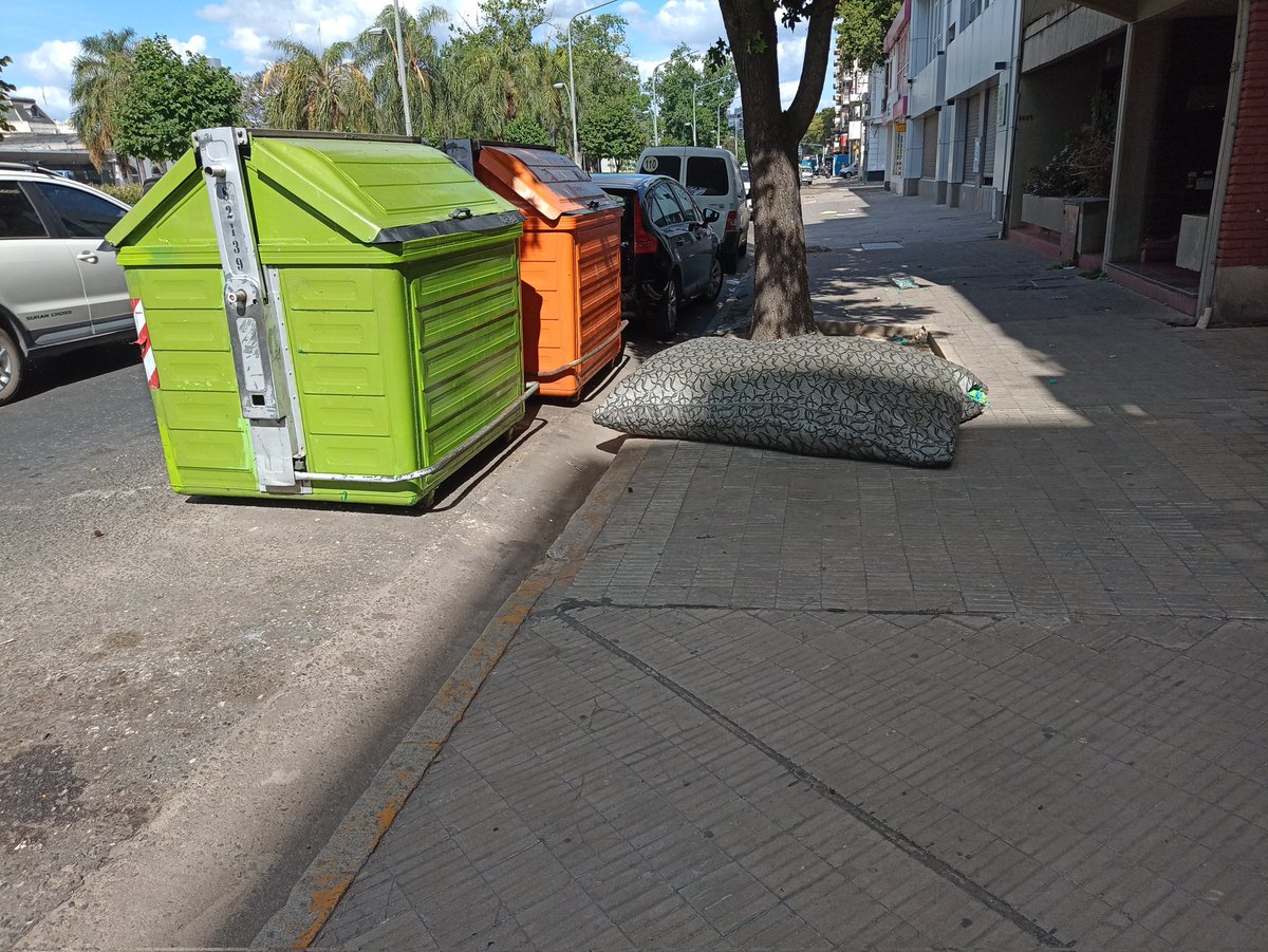 CalleDeRosario's tweet photo. Córdoba 3641 vieja se viene el #Summier 🛏️ no te va a doler más el lumbagooo... algún dia vamos a cambiar!
@emergenciasAR https://t.co/Zy9zEErRQQ