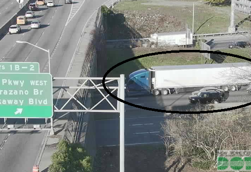 GregRice1010's tweet photo. You can't bring a truck onto a parkway, not EVEN on a #GridlockAlertDay!

As the @1010WINS Jam Cam shows, a truck TRIED, and now blocks the right lane on the WB #BeltParkway at the #VanWyck, and it makes a mess from Rockaway Blvd.

@WINSTRAFFICNYC https://t.co/cPNmc0seb7