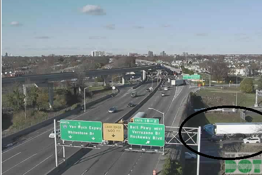 GregRice1010's tweet photo. You can't bring a truck onto a parkway, not EVEN on a #GridlockAlertDay!

As the @1010WINS Jam Cam shows, a truck TRIED, and now blocks the right lane on the WB #BeltParkway at the #VanWyck, and it makes a mess from Rockaway Blvd.

@WINSTRAFFICNYC https://t.co/cPNmc0seb7
