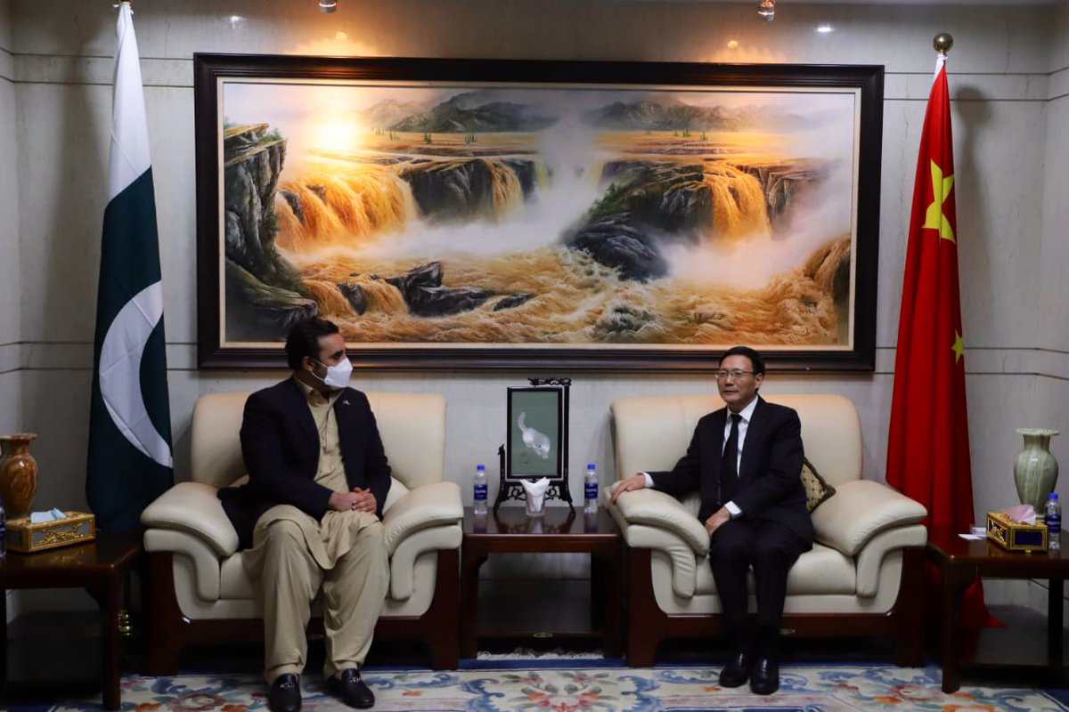 ForeignOfficePk's tweet photo. Foreign Minister @BBhuttoZardari visited Consulate General of 🇨🇳 in Karachi and expressed condolences on passing of former President Jiang Zemin. He recalled the enormous contributions of President Jiang for promotion of Pakistan-China relations. 

@MFA_China 
@CathayPak https://t.co/OWtiygerIo