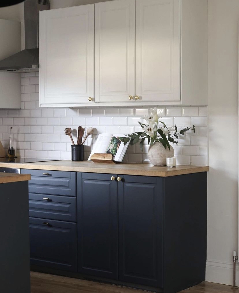 paintlineco's tweet image. Black with gold accents!! ✨ What else pops out at you in this kitchen remodel?

Project done by @homeatheathfield and @makeitrustoleum

#paintline #kitchendesign #interiordesign