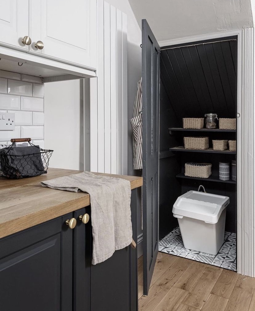 paintlineco's tweet image. Black with gold accents!! ✨ What else pops out at you in this kitchen remodel?

Project done by @homeatheathfield and @makeitrustoleum

#paintline #kitchendesign #interiordesign