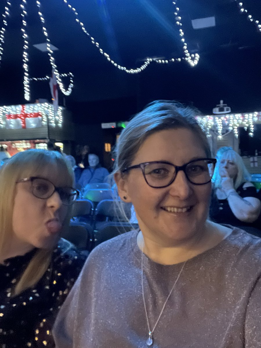 Clare144's tweet photo. You can’t take Emma any where lol,,,, it’s beginning to feel like Christmas as it’s an @the_overtones gig xxx my fab time xx with @twinkstar13  xx https://t.co/yeRLMHWNiC