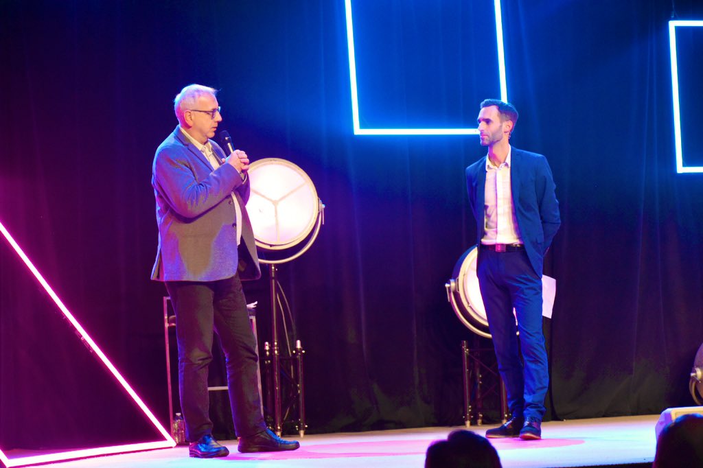 #AilesDeCristal | 📷 Pour accueillir le dernier lauréat et remettre le prix #CoupDeCoeur, c'est Patrick Verdier, associé à #Orcom Besançon qui monte sur scène.
🗣️"Nous sommes un partenaire historique : Valoriser le savoir-faire du territoire est important."