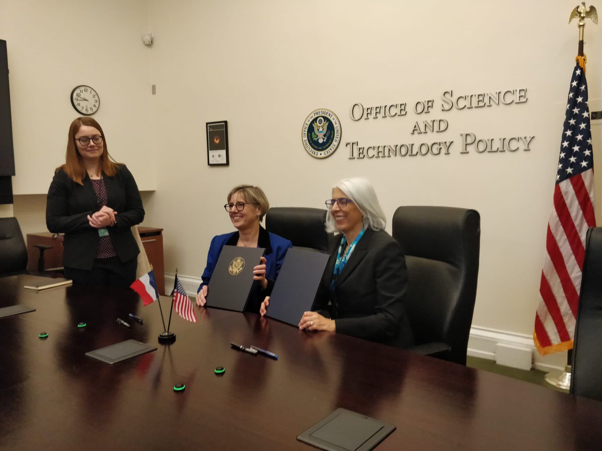 Le quantique, c’est l’informatique de demain, aux capacités de calcul démultipliées.

Avec l’accord que nous signons avec les 🇺🇸 nous coopèrerons étroitement pour son développement. Un chantier majeur, soutenu en 🇫🇷 par <a href="/EmmanuelMacron/">Emmanuel Macron</a>, et porté par 1,8 Md d’€ de #France2030.