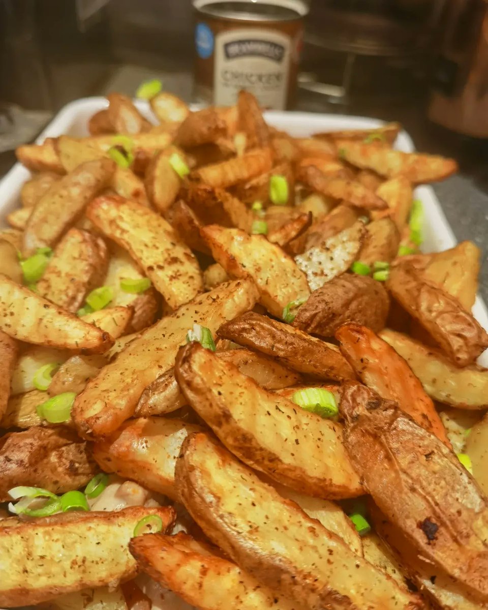 CHICKEN &amp; CHIPS PIE ~ Best Birthday dinner.🎉🎁🎂
What happens when you want to make a Chicken Pie and realise your oven is broken 😢.
Usually made with Phyllo pastry, a family favourite. Easiest Chicken Pie using @aldiuk Chicken in White sauce for the gravy.@slimmingworld