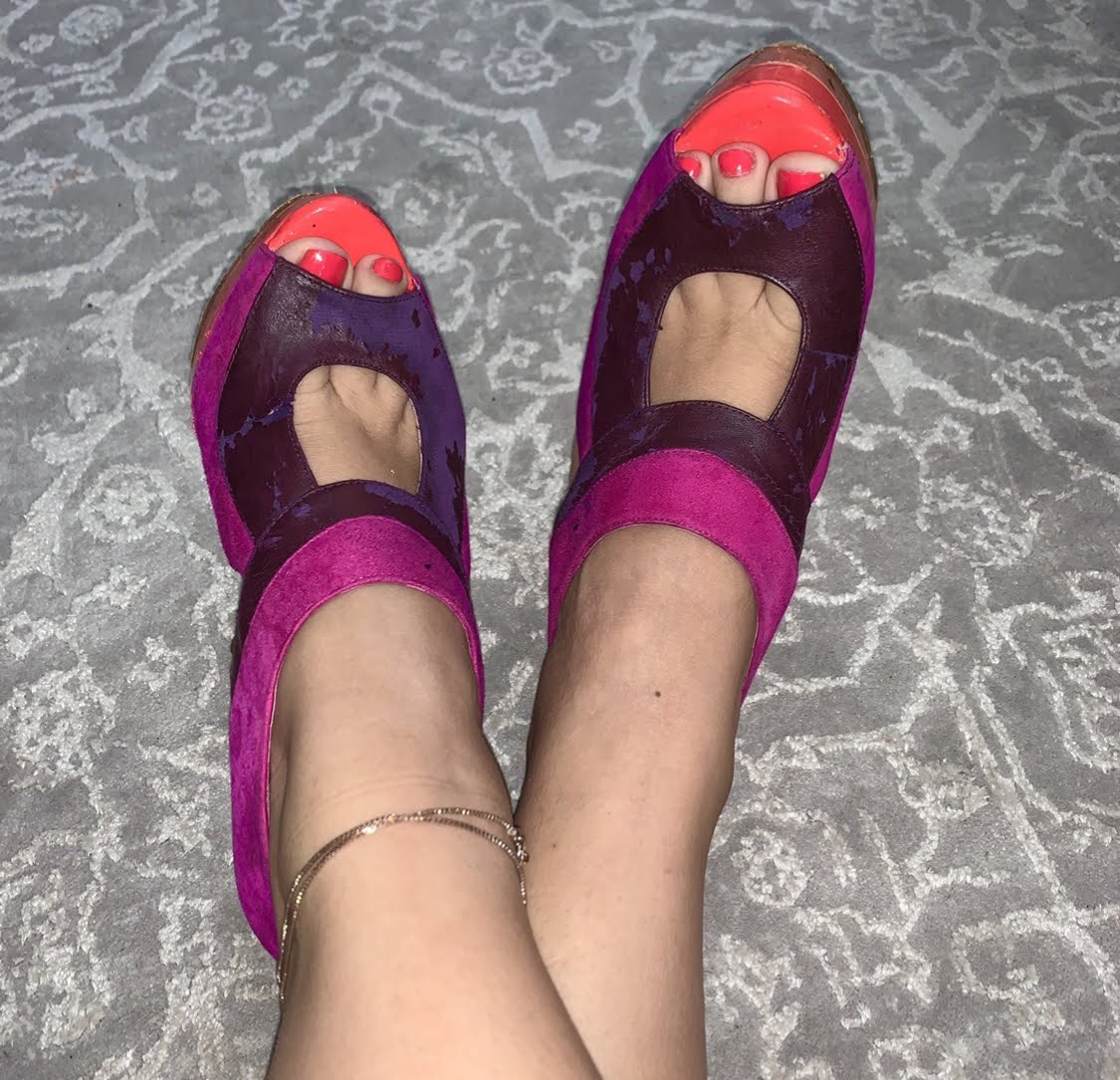 tinatentime's tweet photo. Who wants to dance with me ? #feet #feetfetish #playtime #footnail #findom #findomgoddess # https://t.co/bPrerzDecw