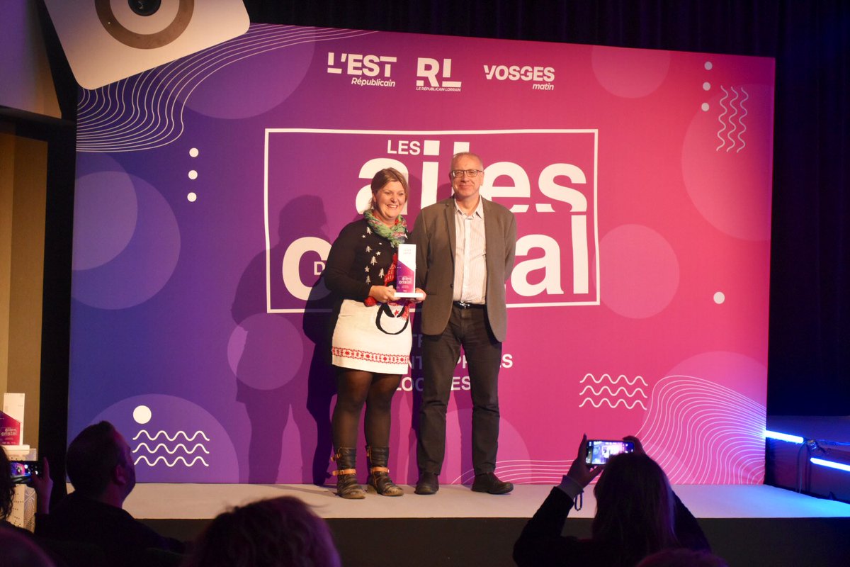 #AilesDeCristal | 🏆 Olivia Gaiffe, ex-infirmière libérale, reçoit ce prix #CoupDeCoeur des mains de Patrick Verdier !
👏 Elle mène un beau projet de création d’une résidence seniors à L’Isle-sur-le-Doubs, qui doit aboutir en 2023 !
