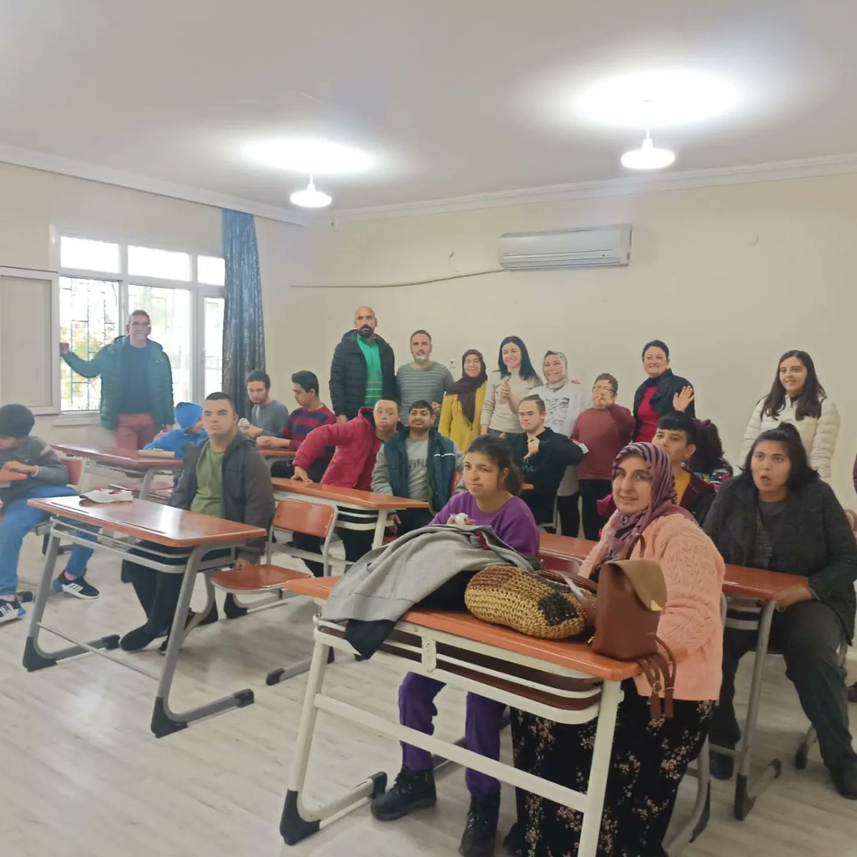 fulyalp's tweet photo. Bugün tarım okulu misafirlerim 3 Aralık Dünya engelliler günü kapsamında özel gereksinimli ÇOCUKLARIMIZ ve kıymetli öğretmenleri oldu. Dans edip pasta kesip sütlü kahve ikramı yaparak gülümsemeleri ile dünyamızı ısıttık🥰🥰 https://t.co/5i8ovuZMUJ