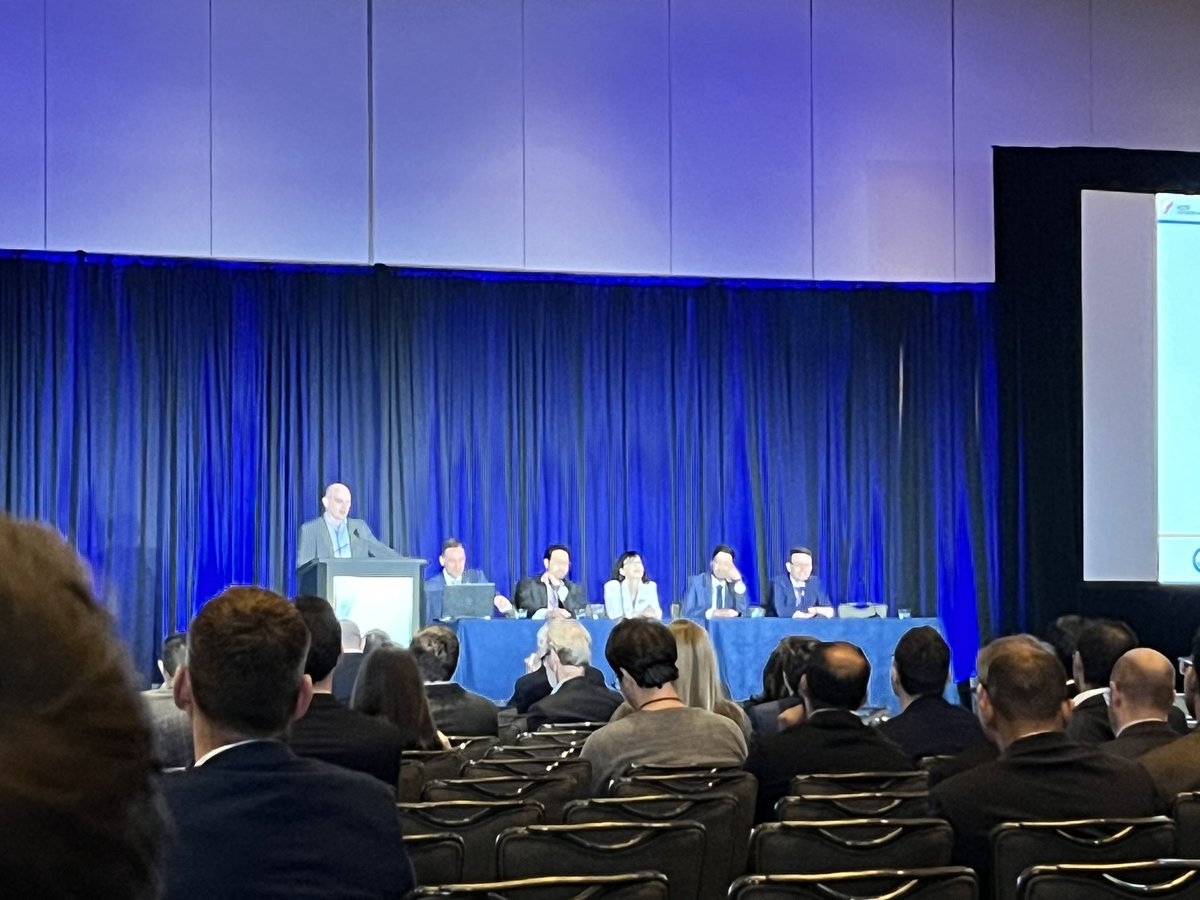 Superstar panel discussing renal cancer and genetic risks with @Svet_MD representing @AlbanyMedUro shinning during rapid fire questions #SUO22