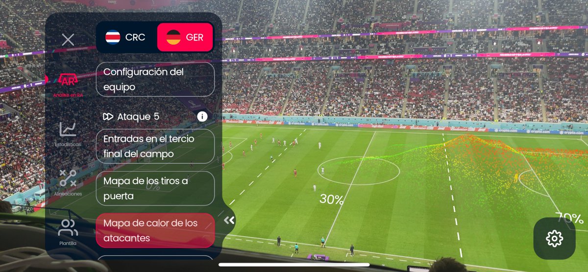 relevo's tweet photo. 📱 Utilizando la App de la FIFA con la realidad virtual aumentada. 

📸 @Mayca_Jimenez https://t.co/xnQwV4ywUR