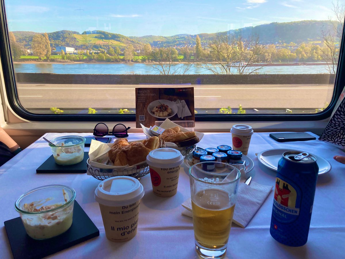 baveshmoorthy's tweet photo. Vor einige Tage, war i gemeinsam mit Freunde im #EC8, #EuroCity auf dem Weg nach Brig in der #Schweiz… und sicher sind hob’ ma im @elvetino @speisewagen @_DiningCar was herrliches bekommen…mit Rheinblick #Rhein 

#CrossBorderRail #RailAwayInEurope #TogRejseTid #BahnZeit https://t.co/yaSezrx6z2