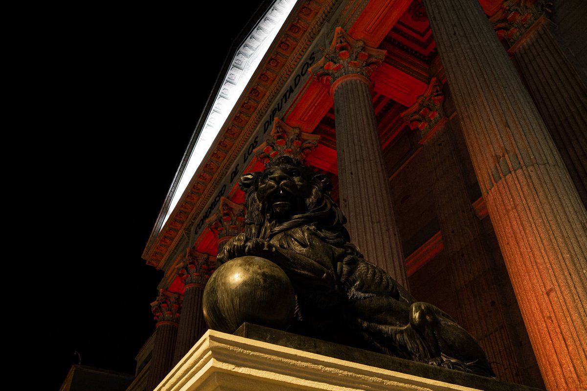 ❤️El <a href="/Congreso_Es/">Congreso</a> se ilumina de rojo en el #DíaMundialdelSIDA, para mostrar nuestro apoyo a todas las personas con #VIH. 

Celebramos los avances en el tratamiento, que les permiten mejorar sus vidas, y reafirmamos el compromiso de acabar con toda discriminación. 

#IgualdadYa