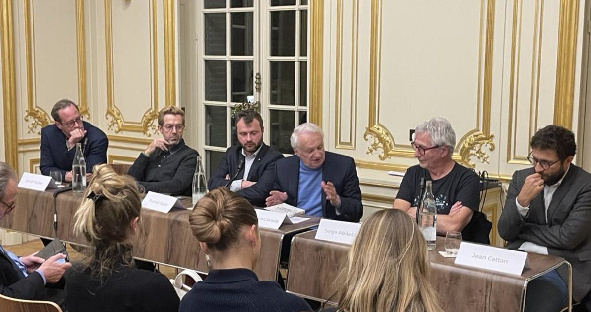 « La protection du bien vivre #ensemble caractérise les cultures européennes. La sphère #européenne est le bon cadre pour exercer la régulation, et la bonne sphère de réflexion sur ces questions » <a href="/JeanMarieCAVADA/">Jean-Marie CAVADA</a> #AmphIDFR