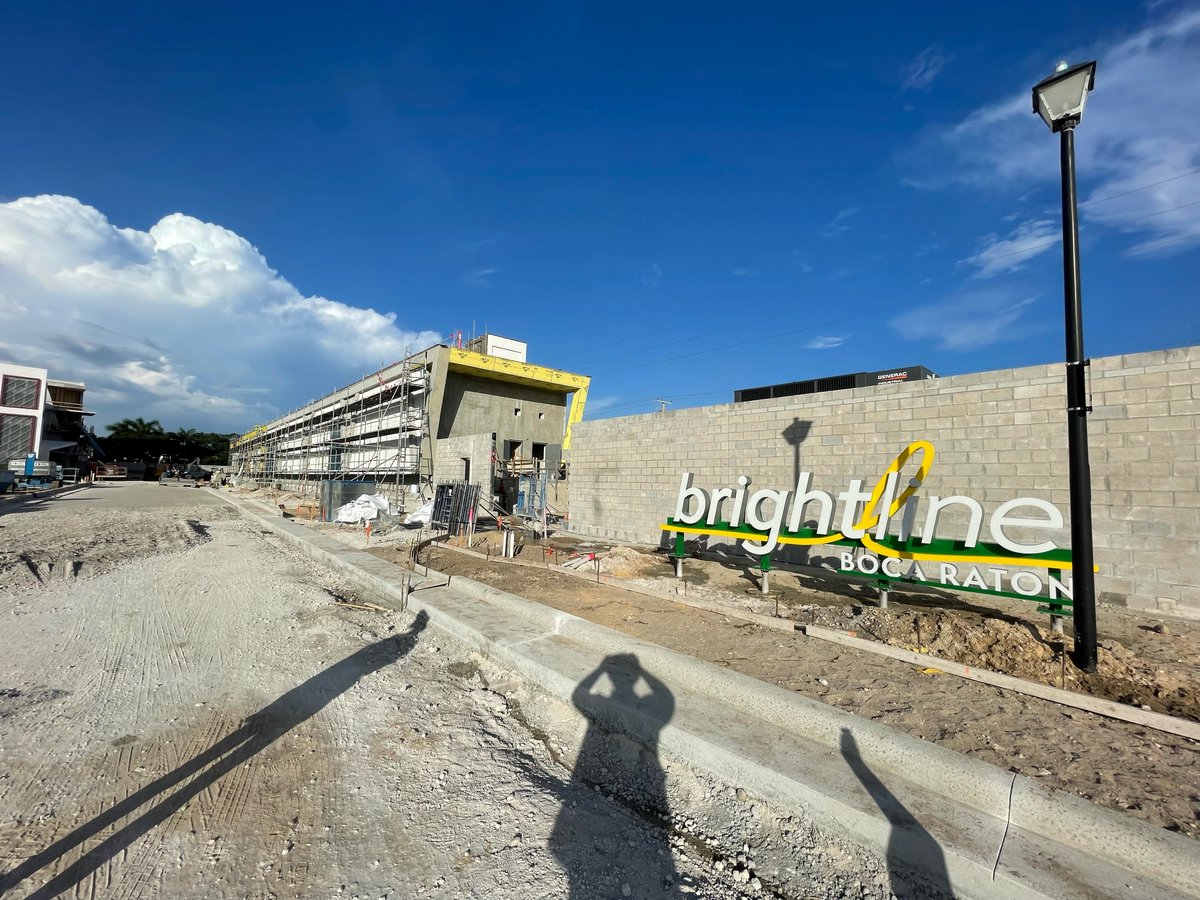 kaufmanlynn's tweet photo. Signage is officially up at our Boca Brightline Station project where the KL team is creating this game changing transportation resource for our community!
#BocaRaton #Construction #KLTeam #KaufmanLynnConstruction #GoBrightline #BocaBrightline #CityofBocaRaton #Transportation https://t.co/fBlSoNKSzG