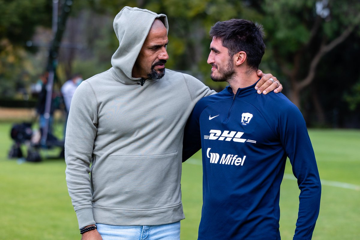 PumasMX's tweet photo. ¡Visita de LUJO en Cantera! ✨

Sebastián 'La brujita' Verón 🇦🇷 charló con nuestro presidente Ing. Leopoldo Silva y  reencontró viejas amistades con @delpretetuti 🤝. 

Un placer tenerte en territorio Puma. 🐾

#SoyDePumas #OrigenDeLaPasión https://t.co/JDLgaDv69Q