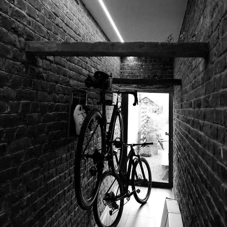 Artivelo_com's tweet photo. This modular bikerack is an easy way to add art in you interior and expand storage at the same time.

#roadcycling #procycling #wielrennen #triathlon #trilife #bikewall #bikeart #cyclinglife #cyclinglifestyle #roomdesign #cyclingpics #custom #bikestorage #bikerack #bikewallmount https://t.co/amERJfj2ZH