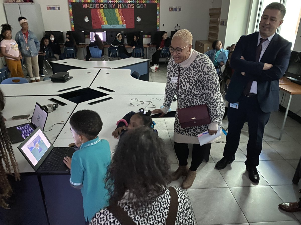 AnhGilmoreHTX's tweet photo. Thank you ⁦@GoodReasonHou⁩ for spending time with our ⁦@HPSArt⁩ scholars. All students deserve an equal opportunity &amp; high quality education. #HarmonyPartnersInEducation #ApplyHarmony ⁦@hpshoustonsouth⁩ ⁦@HarmonyEdu⁩ #everychild https://t.co/6Gt54xhiM7