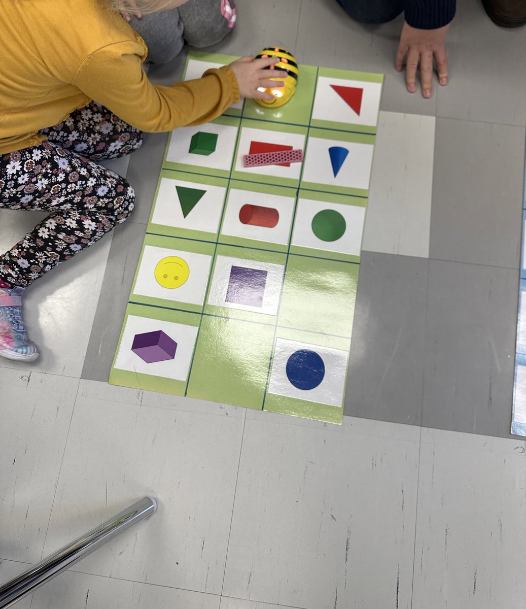 Les élèves de la 1re à <a href="/EcoleMJN/">École Monseigneur-Jean-Noël</a> se sont amusés au carrefour en faisant des centres de littératie et numératie en utilisant les <a href="/Ozobot/">Ozobot</a> et les #beebot