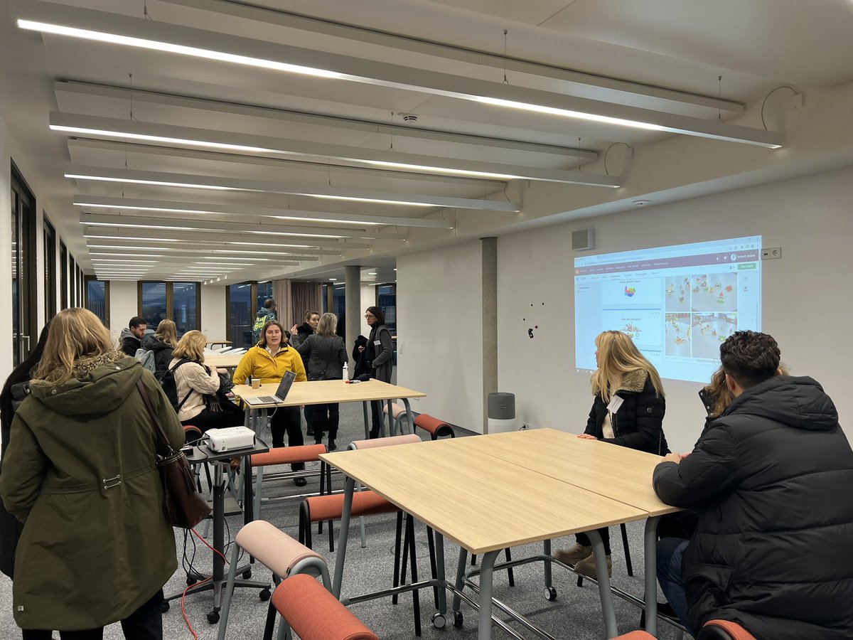 Heute offizielle Eröffnung der #BBS Helmut Schmidt Schule. Toll organisiert von Schüler:innen, zukunftsweisende Ausstattung #twlz vorgestellt von Kolleg:innen, u.a. <a href="/SvenAverkamp/">Sven Averkamp</a>, <a href="/KLH_HB/">KerstinLH_HB</a> und <a href="/anscharf/">Andre Scharf (@anscharf@mastodon.social)</a>. Die Gäste waren begeistert! Vielen Dank!