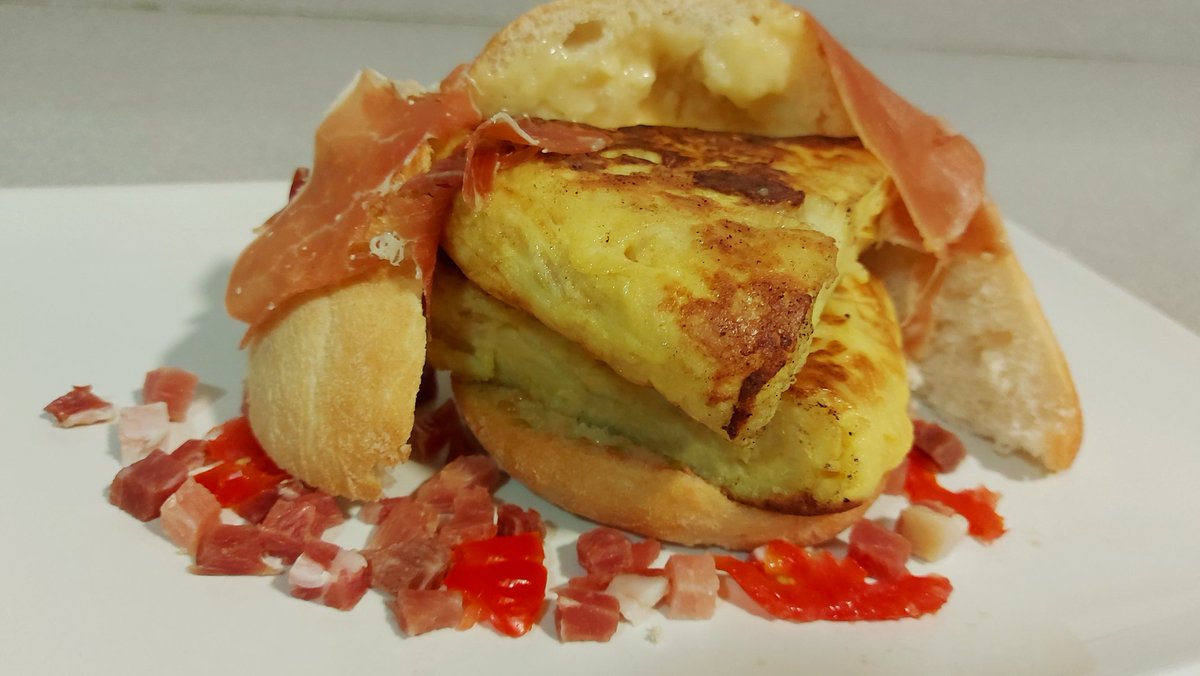 comocomodiadia's tweet photo. #bocadillo... #mollete #pantomate #tortilladepatatas con #cebolla y un toque de #jamon ... #guisoyo #comocomodiadia #seleccionespañola ... https://t.co/ERqIeFvApf