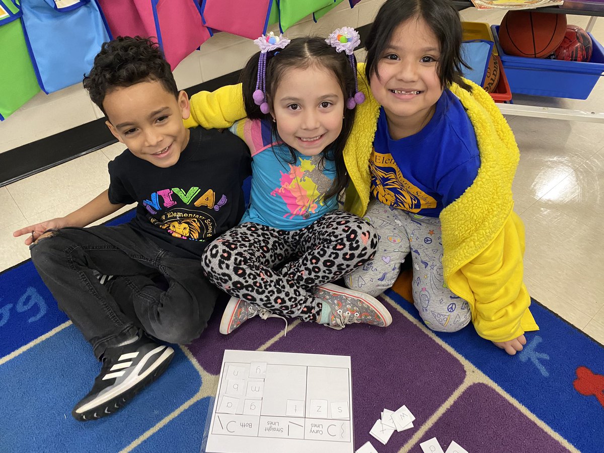 AmberV_Esol's tweet photo. We had a great time sorting letters by their attributes in 1st grade today! We also talked about how they are similar and different using complete sentences. @EllevationEd @gcschools #MonaviewOnTheMap #believe #MLday https://t.co/rHxj9rjGt9