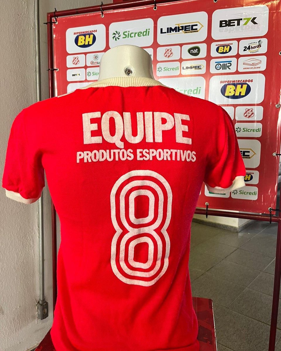 democratajacare's tweet photo. Hoje passeou pela Arena do Jacaré uma camisa histórica do DFC. Essa relíquia foi a primeira de um time de futebol no Brasil a ostentar patrocínio. É isso mesmo que você leu; o Democrata foi o primeiro time do país a colocar um patrocinador nas costas da camisa. https://t.co/bES3wWzaDt