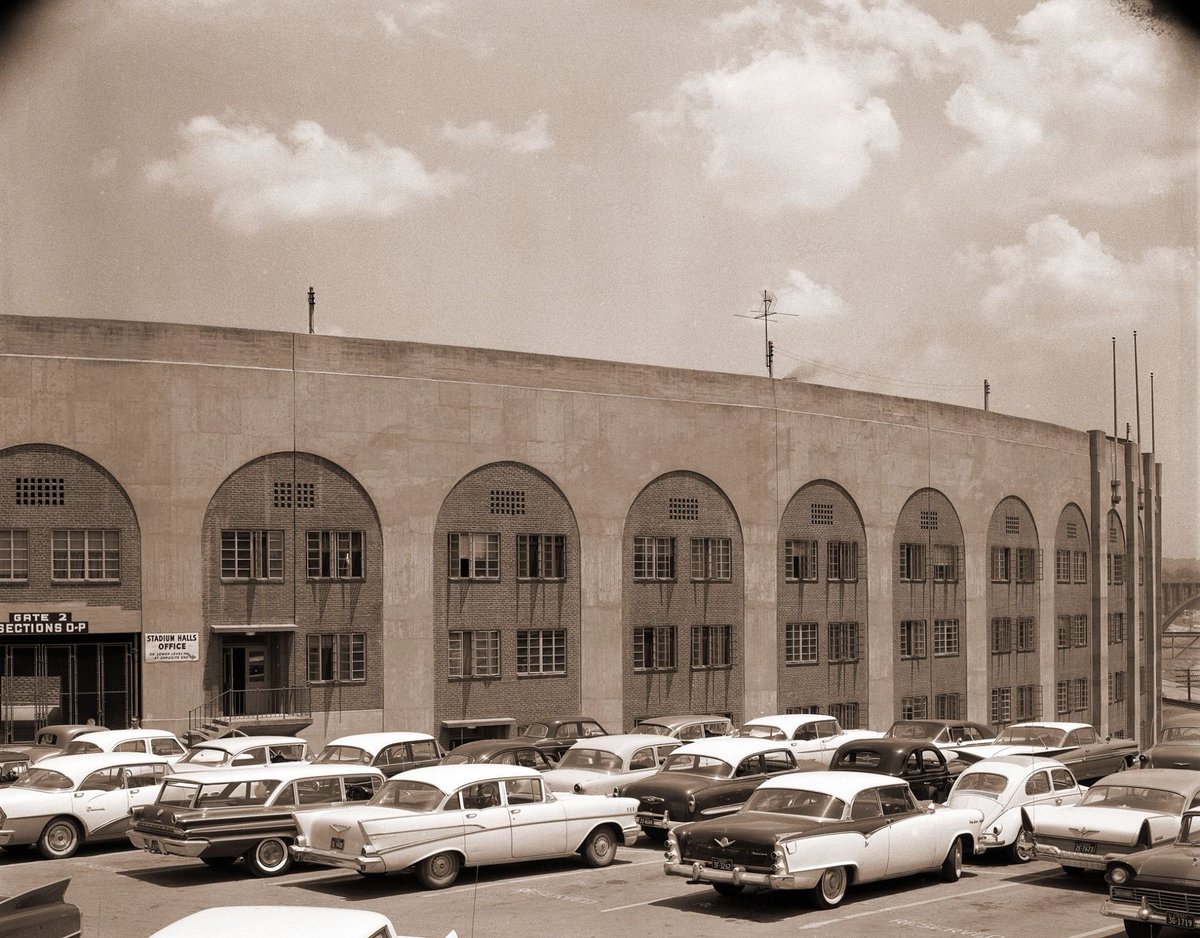 ClassicTNphotos's tweet photo. Outside the south side of Neyland circa 1961 https://t.co/U3dgcQFJSv