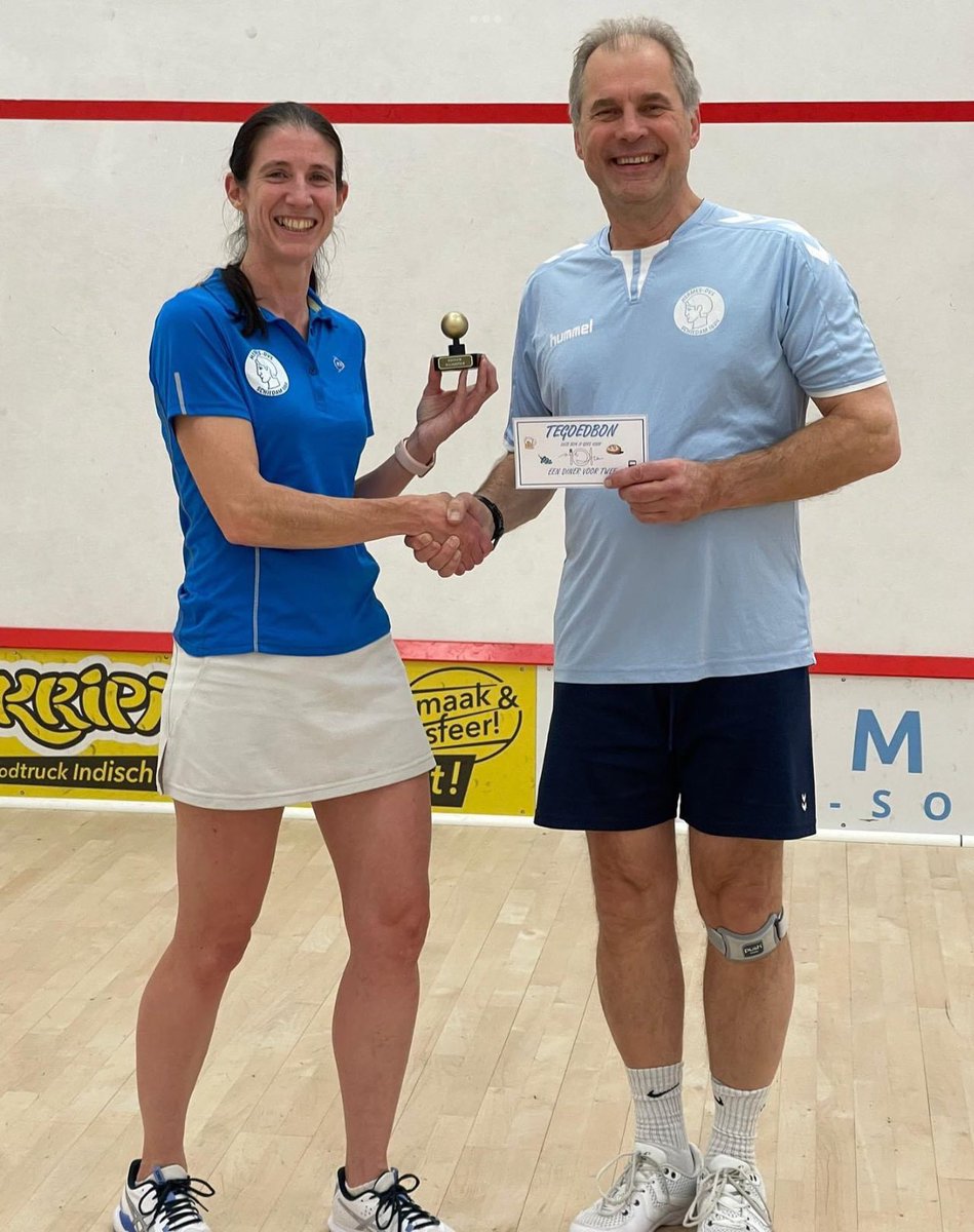 Afgelopen vrijdag is @PietvdWater na 12,5 jaar gestopt als voorzitter van onze squashafdeling. Als dank heeft hij de gouden squashbal in ontvangst mogen nemen. 
Bedankt voor je inzet al deze jaren, Piet!
<a href="/BruinCora/">Cora de Bruin</a> gaat zijn taak overnemen. We wensen haar veel succes!