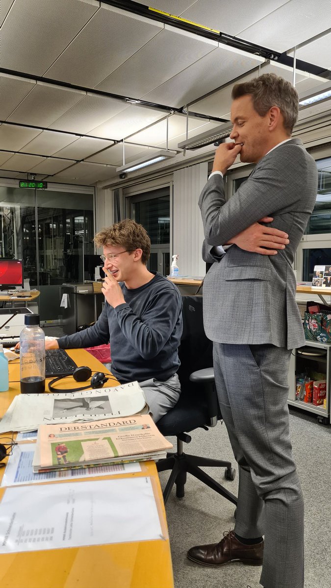 Der <a href="/MartinThuer/">Martin Thür</a> und unser (wesentlich jüngerer) CVD-Assistent machen gerade das Boomer-Jugendwörter Quiz von der <a href="/DiePressecom/">Die Presse</a>. Wird Zeit, dass die #ZiB2 beginnt.