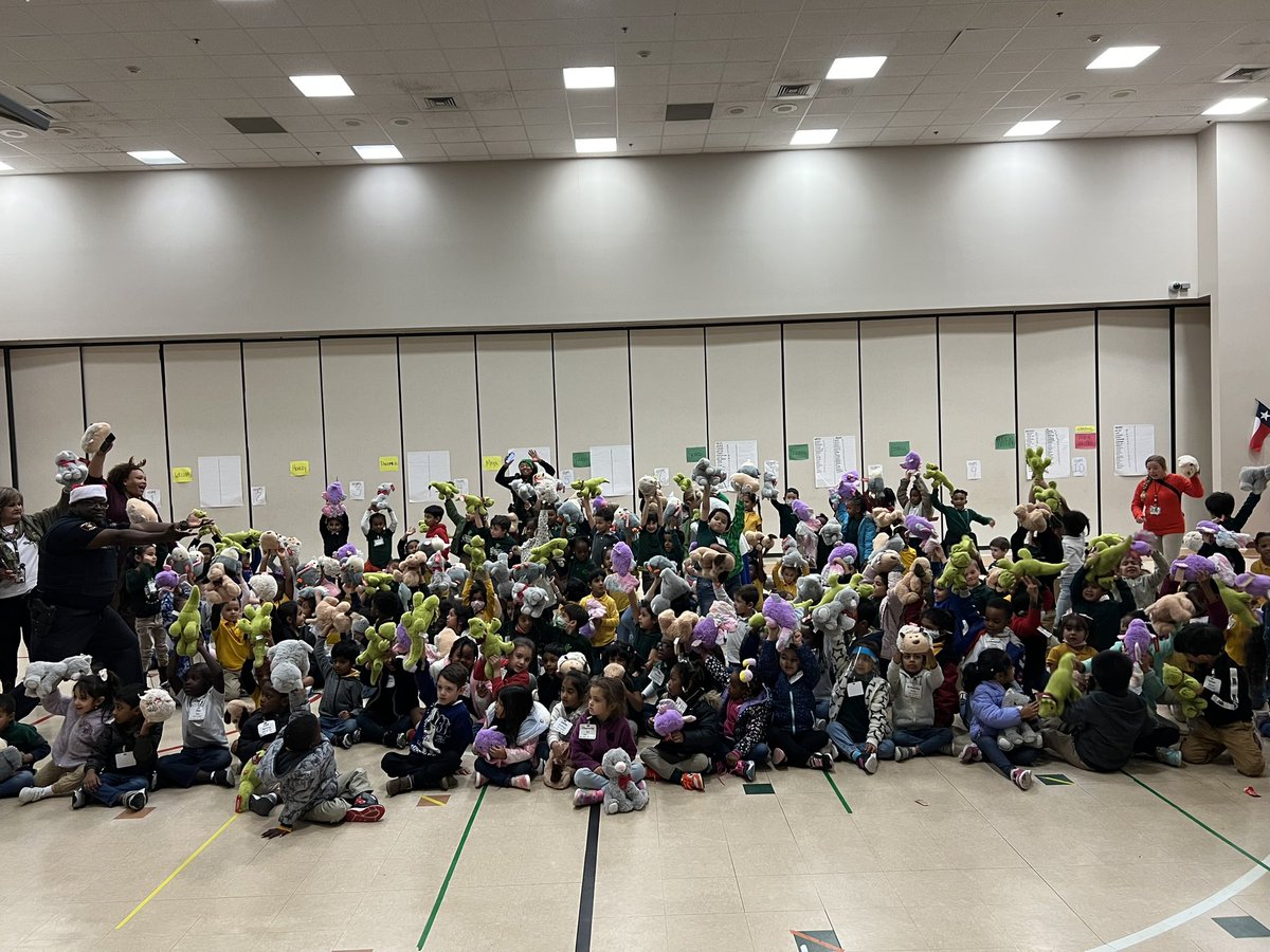 HISDPDCORE's tweet image. A C.O.R.E. Christmas at RK Daily Elementary. @HISDPDChief @HoustonISD @HISDPolice @PetSmart @RayKDailyElem
