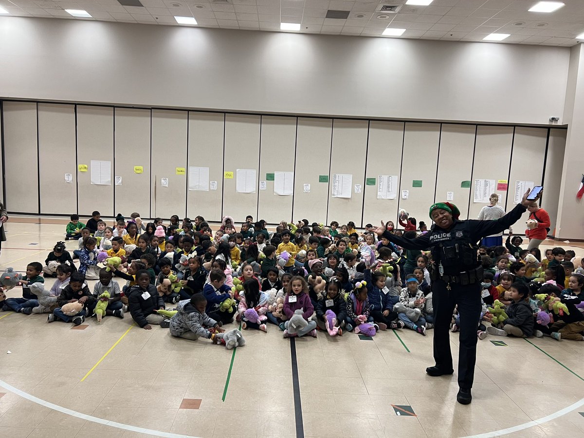 HISDPDCORE's tweet image. A C.O.R.E. Christmas at RK Daily Elementary. @HISDPDChief @HoustonISD @HISDPolice @PetSmart @RayKDailyElem