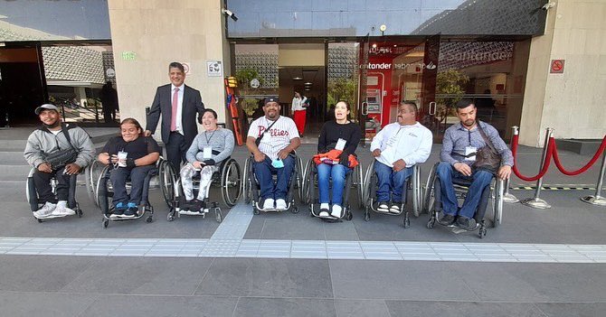 El Mtro. <a href="/aarguellesa/">Abel Arguelles</a>, Representante del Gobierno de #Durango en la #CDMX saludó al grupo de duranguenses de la AC VIDA INDEPENDIENTE sede DURANGO que asistieron al curso de uso y manejo de silla de ruedas y la Rodada Legislativa en la H. Cámara de Diputados.