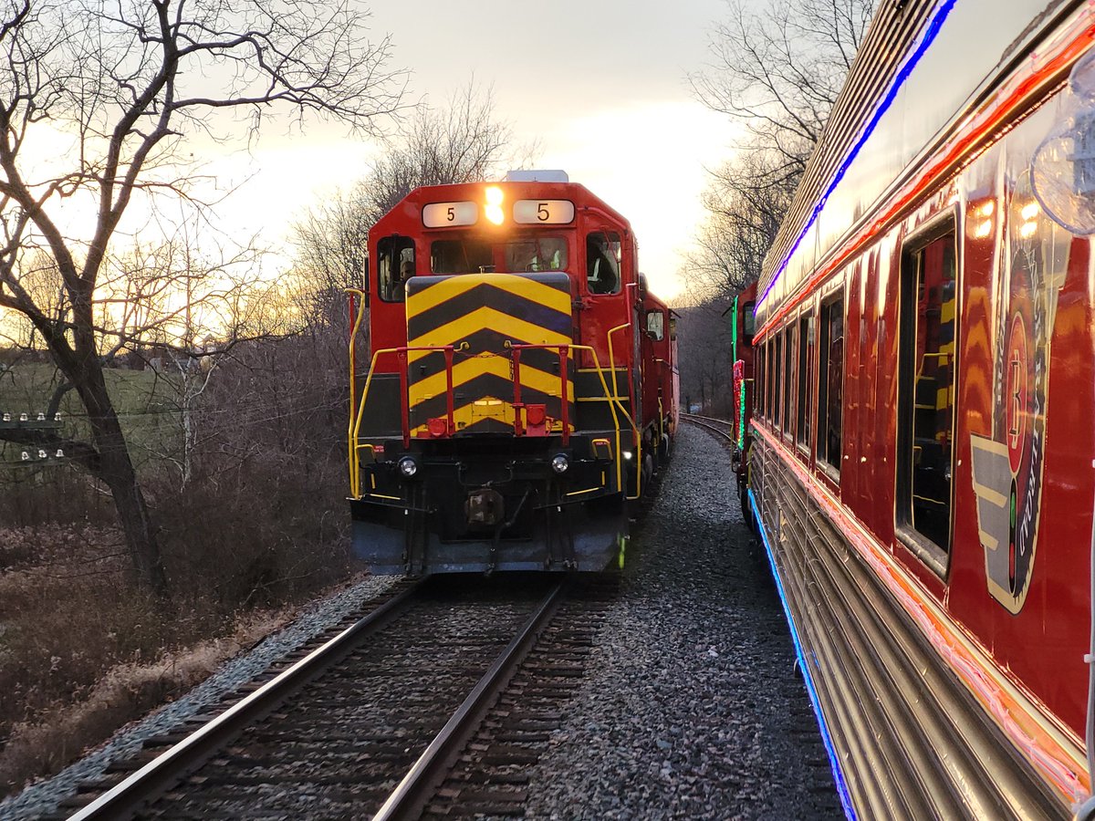 How cool is this? Tonight, just west of Staunton, our Santa Express met a freight train, and wow - from oldest to youngest, our railfans just LOVED the magic of it all.

#trains #railroads #VirginiaScenicRailway #SantaExpress #railfans