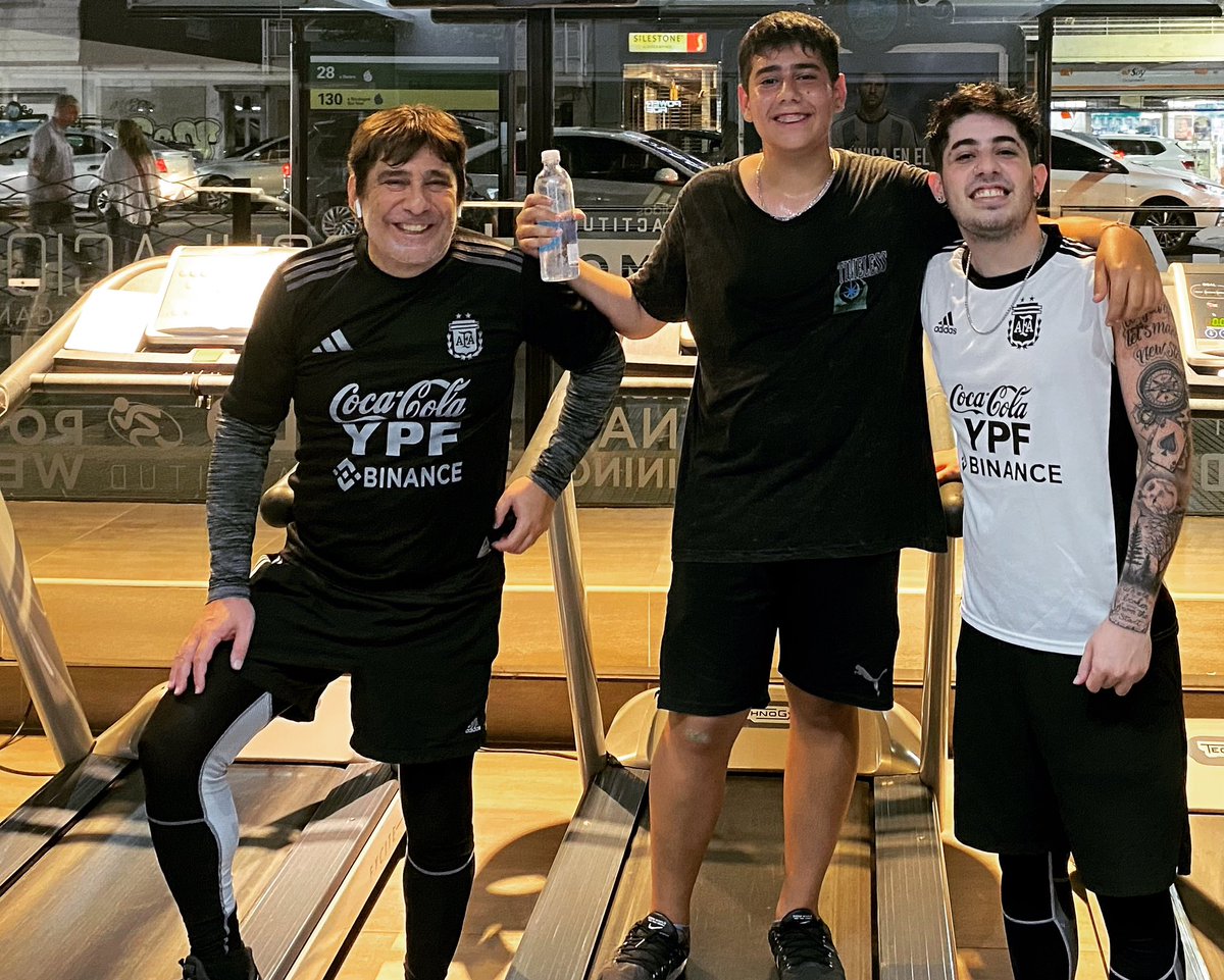 RichiCohen's tweet photo. Los Cohen en modo familia ampliada, #DannyCohen, entrenando con @caamm696 y @_Advinculista_ y trabajando con @SoyBobbyFlores y @ConejoGomez https://t.co/DWkg10DbPT