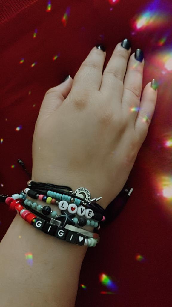GigiGleek's tweet photo. @taylornation13 @taylorswift13 #MakeTheFriendshipBracelets with Taylor we are not on our own... https://t.co/kl3djF2K5z