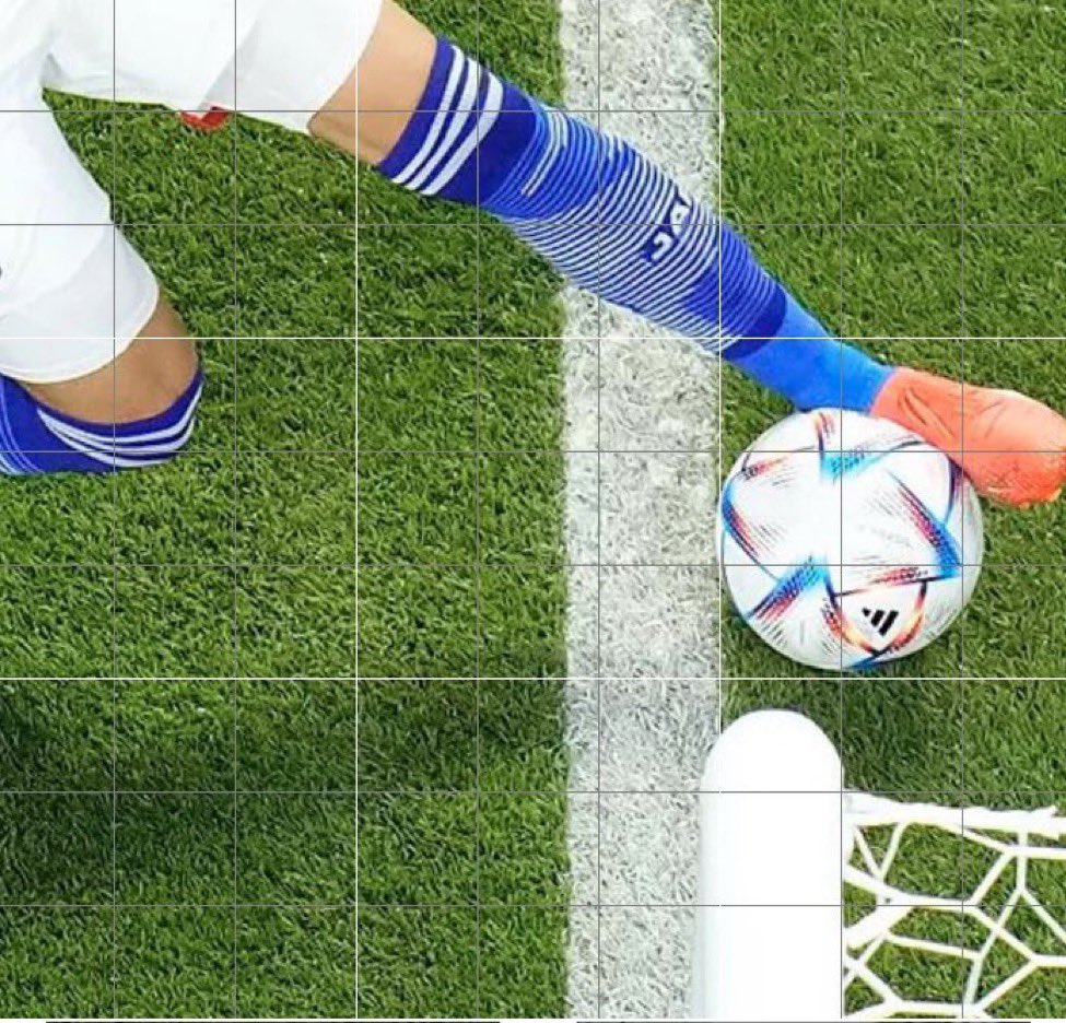 JBornoz's tweet photo. @En1Buena Es como el no gol de Perú a Uruguay. Parece que paso la raya pero quedan milímetros en contacto con la línea aun. Hoy en día es como el Offside.. todo se mide en milimetros https://t.co/4V6YAsx9ws