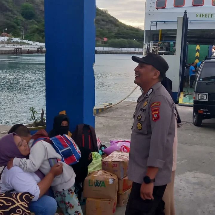 polsekkpg's tweet photo. Menindak lanjuti arahan Kapolres Gorontalo kota anggota polsek kpg melaksanakan giat patroli di sekitar pelabuhan penyebrangan serta memberikan pesan-pesan kamtibmas kepada masyarakat. 

#polresgorontalokota
#kapolresgorontalokota
#humaspolresgorontalokota
#polrihumanis https://t.co/H8wx5qrQnU
