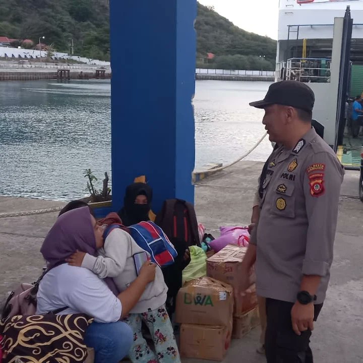 polsekkpg's tweet photo. Menindak lanjuti arahan Kapolres Gorontalo kota anggota polsek kpg melaksanakan giat patroli di sekitar pelabuhan penyebrangan serta memberikan pesan-pesan kamtibmas kepada masyarakat. 

#polresgorontalokota
#kapolresgorontalokota
#humaspolresgorontalokota
#polrihumanis https://t.co/H8wx5qrQnU