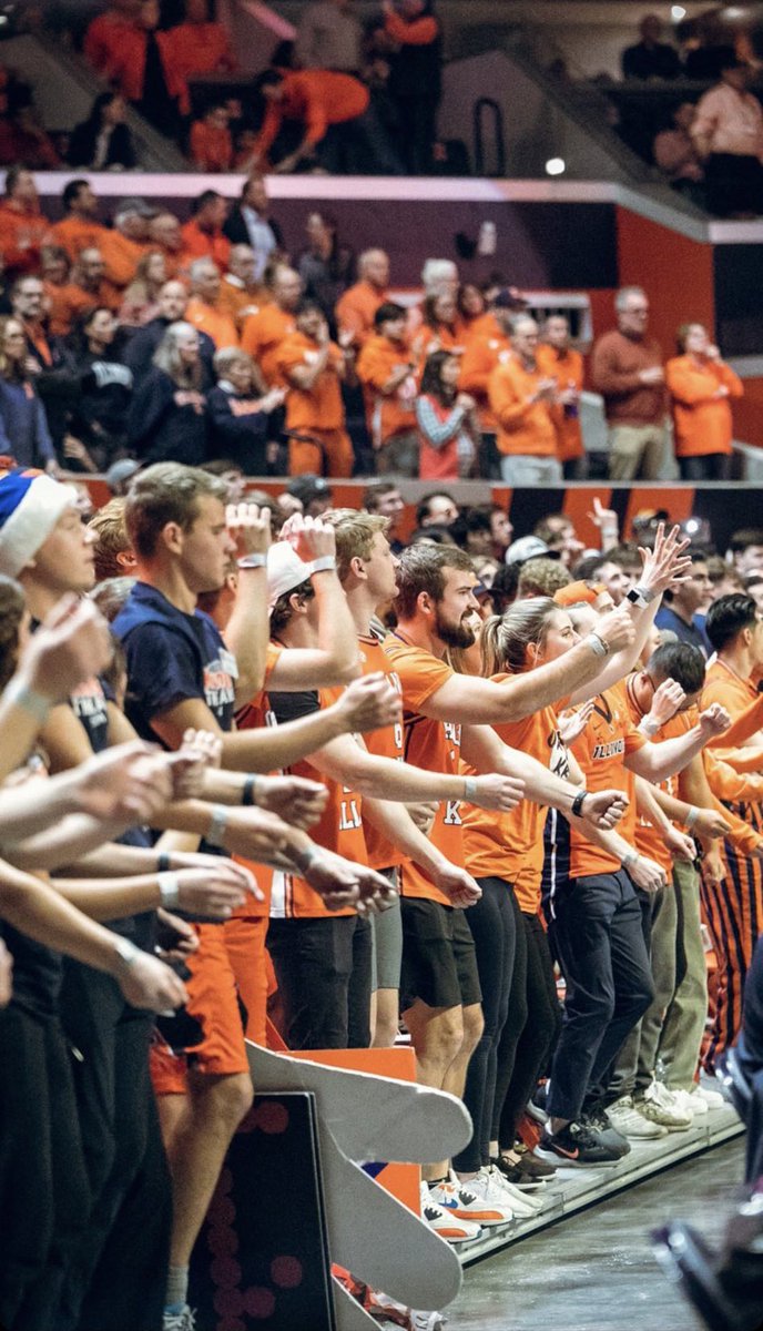 roundballpod's tweet photo. ILLINOIS WE SEE YOU 👀 #BarstoolStudentSection https://t.co/ppvWOyOlKh